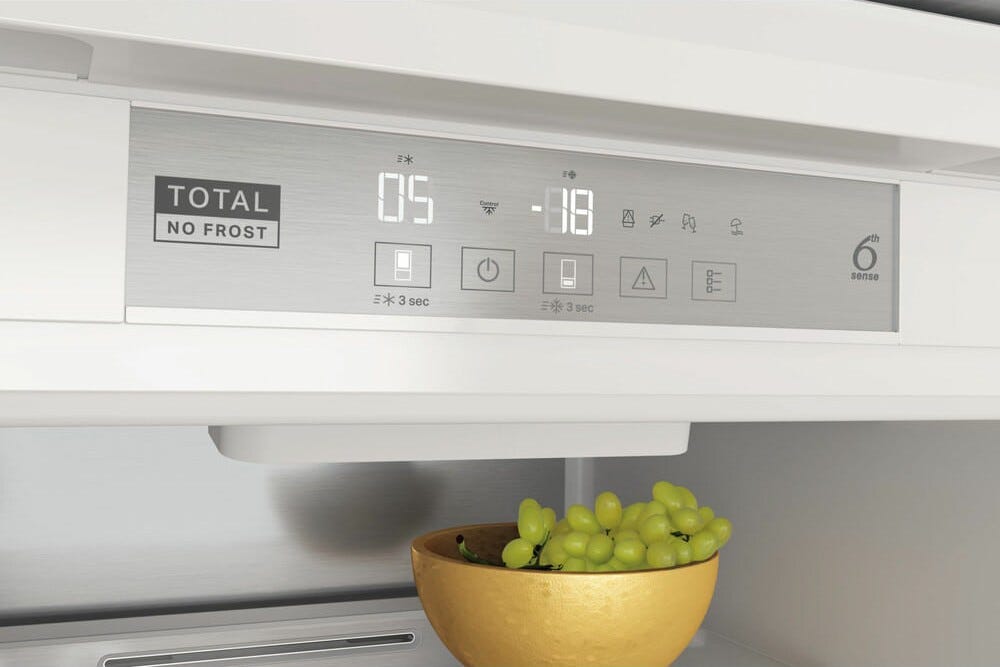 Whirlpool WHC20 T573 P Frigorifero con congelatore da incasso cm. 54 h. 194 - lt. 280 - bianco