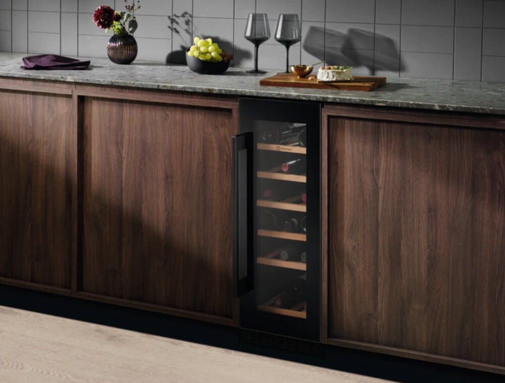 Electrolux EWUS020B5B Serie 500 Cantina vino da incasso sottotop cm. 30 h 82 - 20 bottiglie - nero