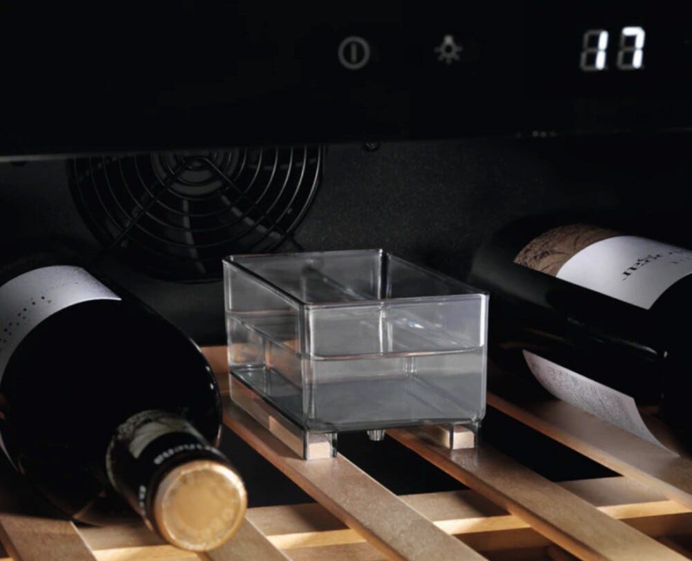 Electrolux EWUS020B5B Serie 500 Cantina vino da incasso sottotop cm. 30 h 82 - 20 bottiglie - nero