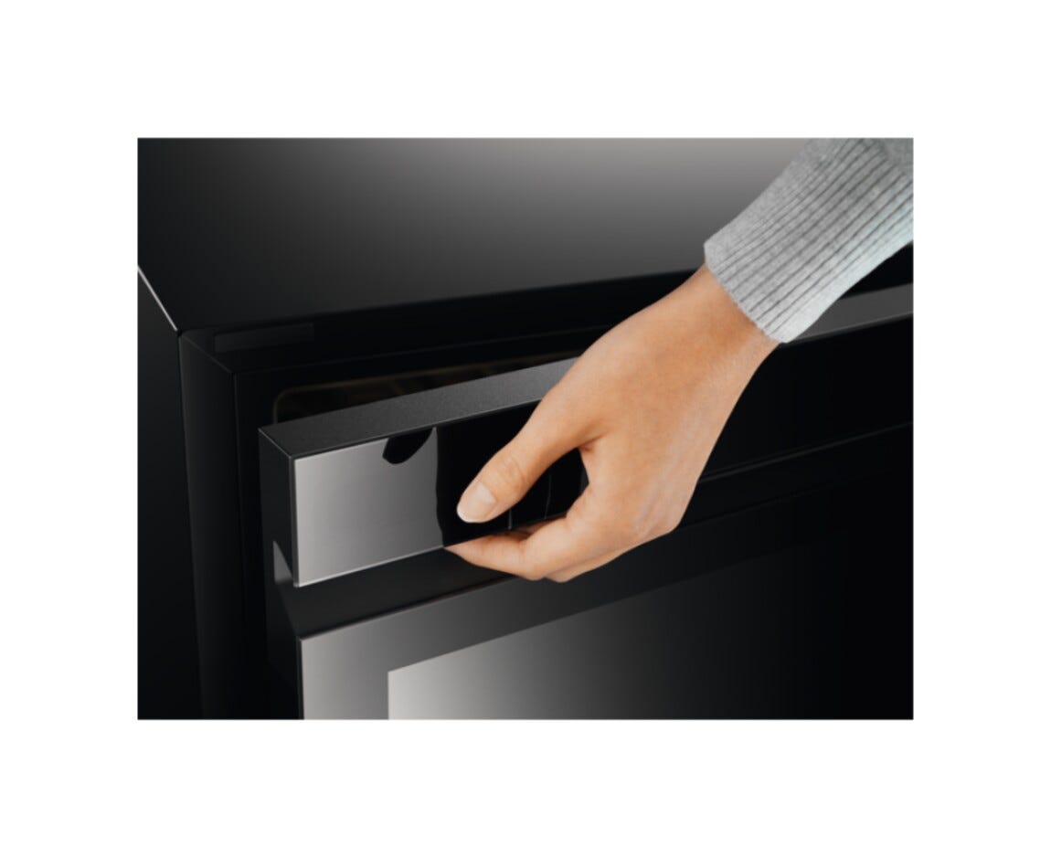 Electrolux EWUS018B7B Cantina vino da incasso cm.30 h.82 - 18 bottiglie - nero
