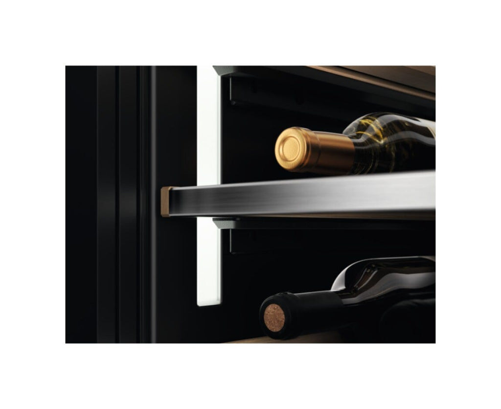 Electrolux EWUS018B7B Cantina vino da incasso cm.30 h.82 - 18 bottiglie - nero