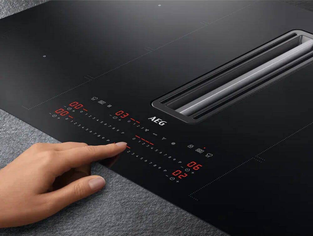 AEG CCE84779CB Piano cottura induzione cm. 83 con cappa integrata da 585 m³/h - vetroceramica nero
