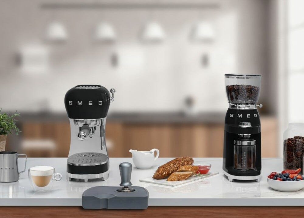 Smeg Selection ECF02BLEU 50's Style Macchina da caffè espresso manuale - nero lucido