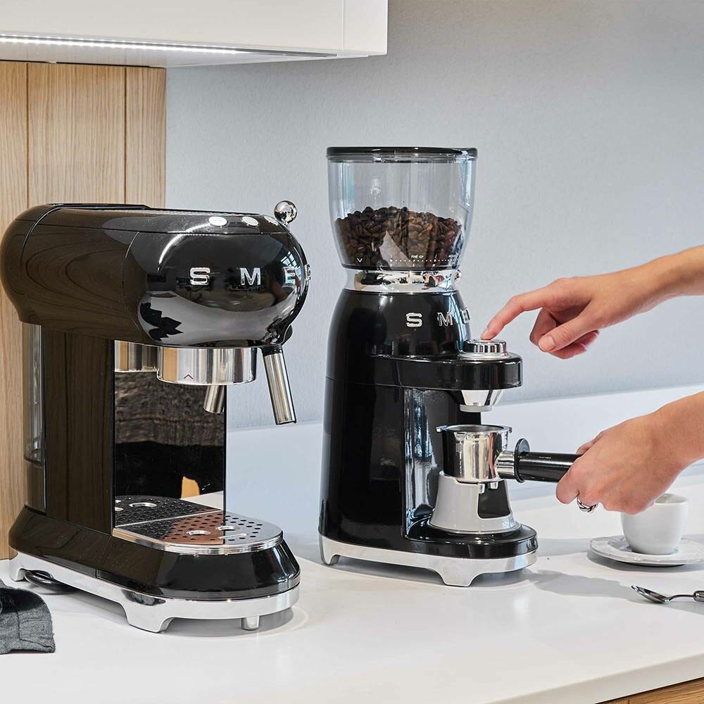 Smeg Selection ECF02BLEU 50's Style Macchina da caffè espresso manuale - nero lucido