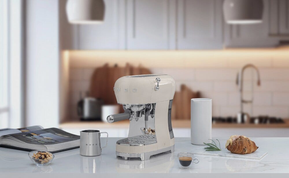 Smeg Selection ECF02CREU 50's Style Macchina da caffè espresso manuale - panna lucido