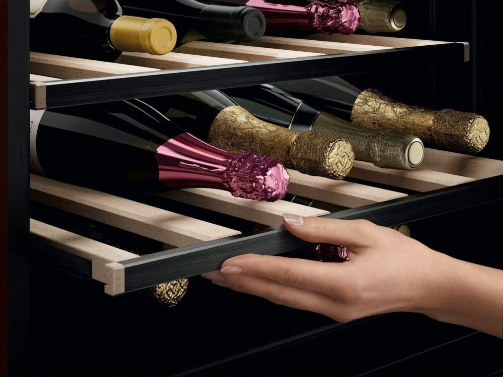 AEG NKW8P21KAB Serie 8000 Perfect Shelving Cantina vino da incasso cm. 60 h. 45 - 15 bottiglie - nero