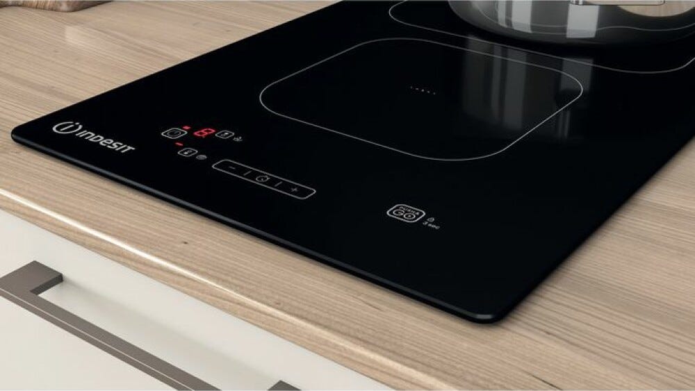 Indesit IS 19Q30 NE Piano cottura a induzione domino, 28 cm, design compatto, vetro nero