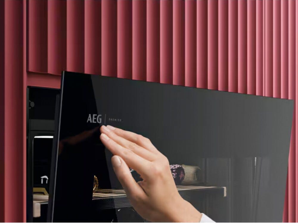 AEG NKW8P21KAT Serie 8000 Perfect Shelving Cantina vino da incasso cm. 60 h. 45 - 15 bottiglie - nero opaco