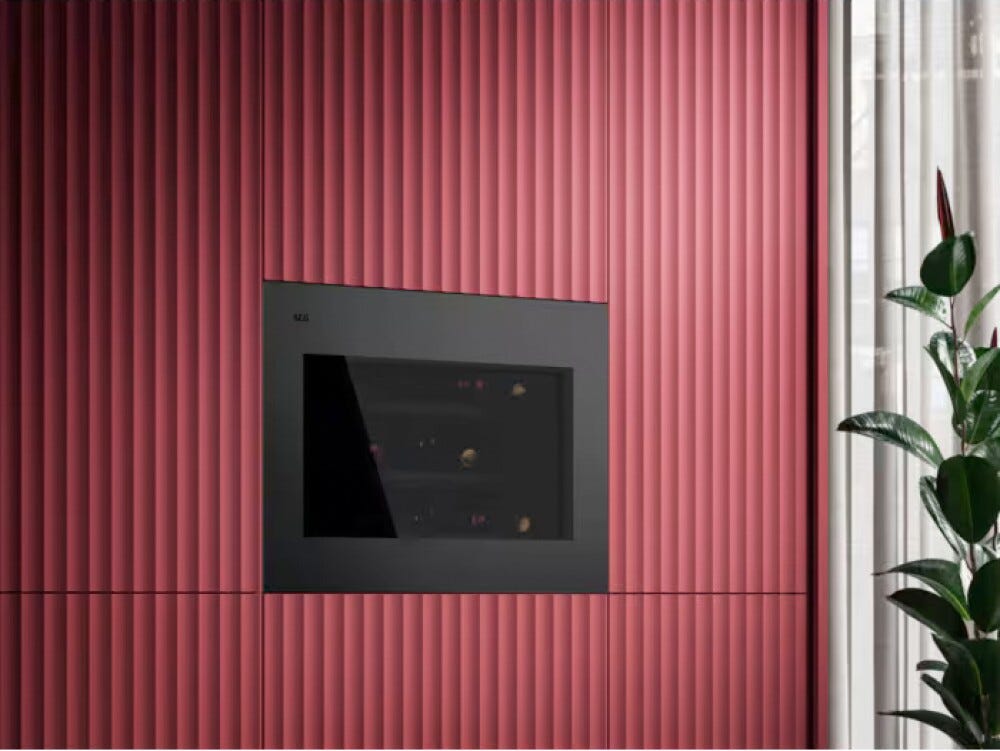 AEG NKW8P21KAT Serie 8000 Perfect Shelving Cantina vino da incasso cm. 60 h. 45 - 15 bottiglie - nero opaco