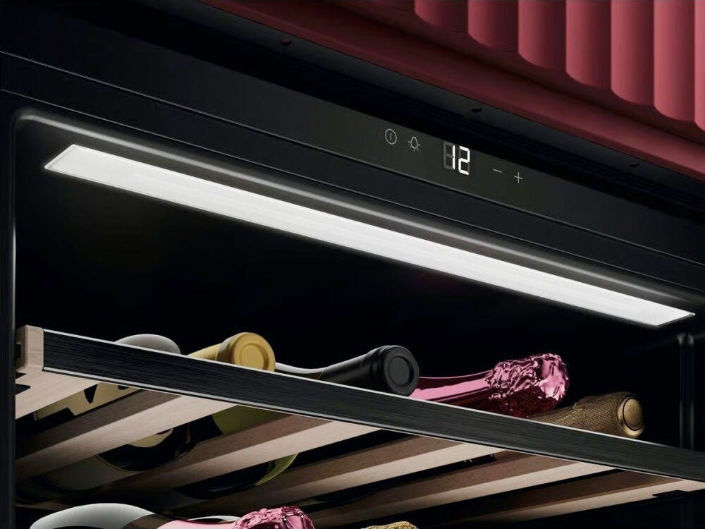 AEG NKW8P21KAT Serie 8000 Perfect Shelving Cantina vino da incasso cm. 60 h. 45 - 15 bottiglie - nero opaco
