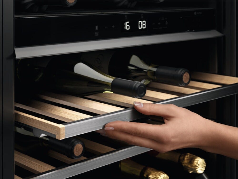 Electrolux EWUD140B8B Serie 800 Cantina vino da incasso cm. 60 h. 82 - 40 bottiglie - nero
