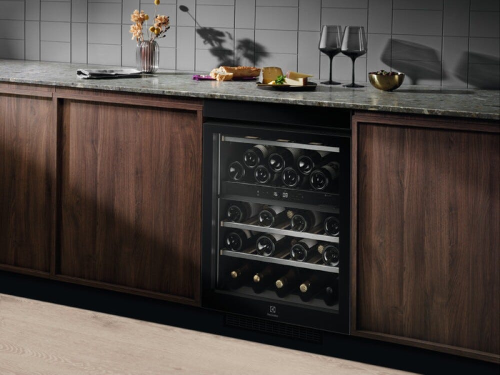 Electrolux EWUD140B8B Serie 800 Cantina vino da incasso cm. 60 h. 82 - 40 bottiglie - nero