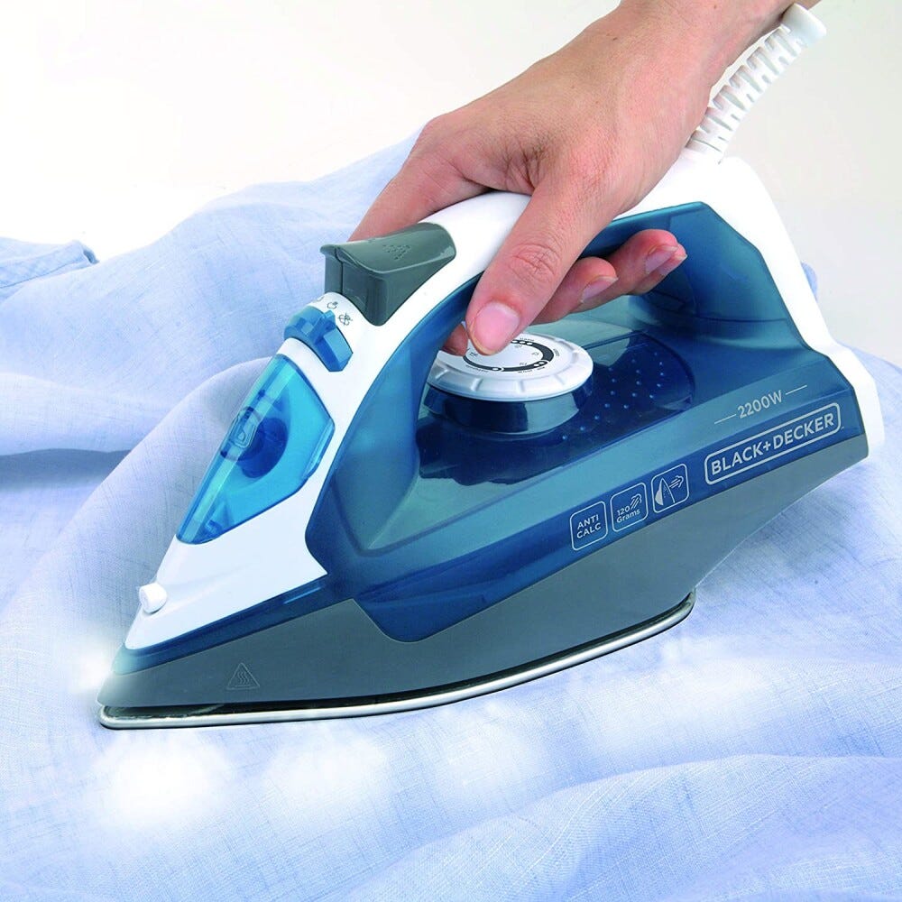 Black & Decker BXIR2200E Ferro a vapore con piastra in acciaio inox e sistema anticalcare.