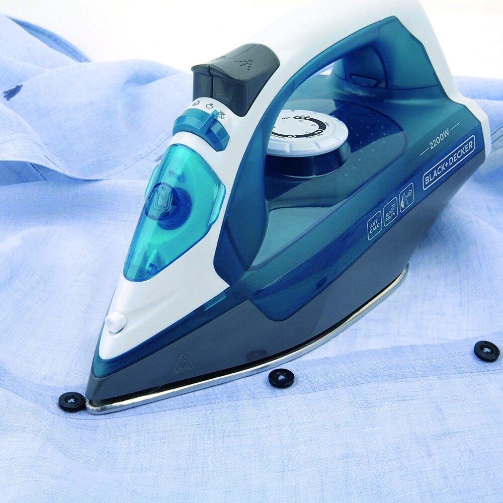Black & Decker BXIR2200E Ferro a vapore con piastra in acciaio inox e sistema anticalcare.