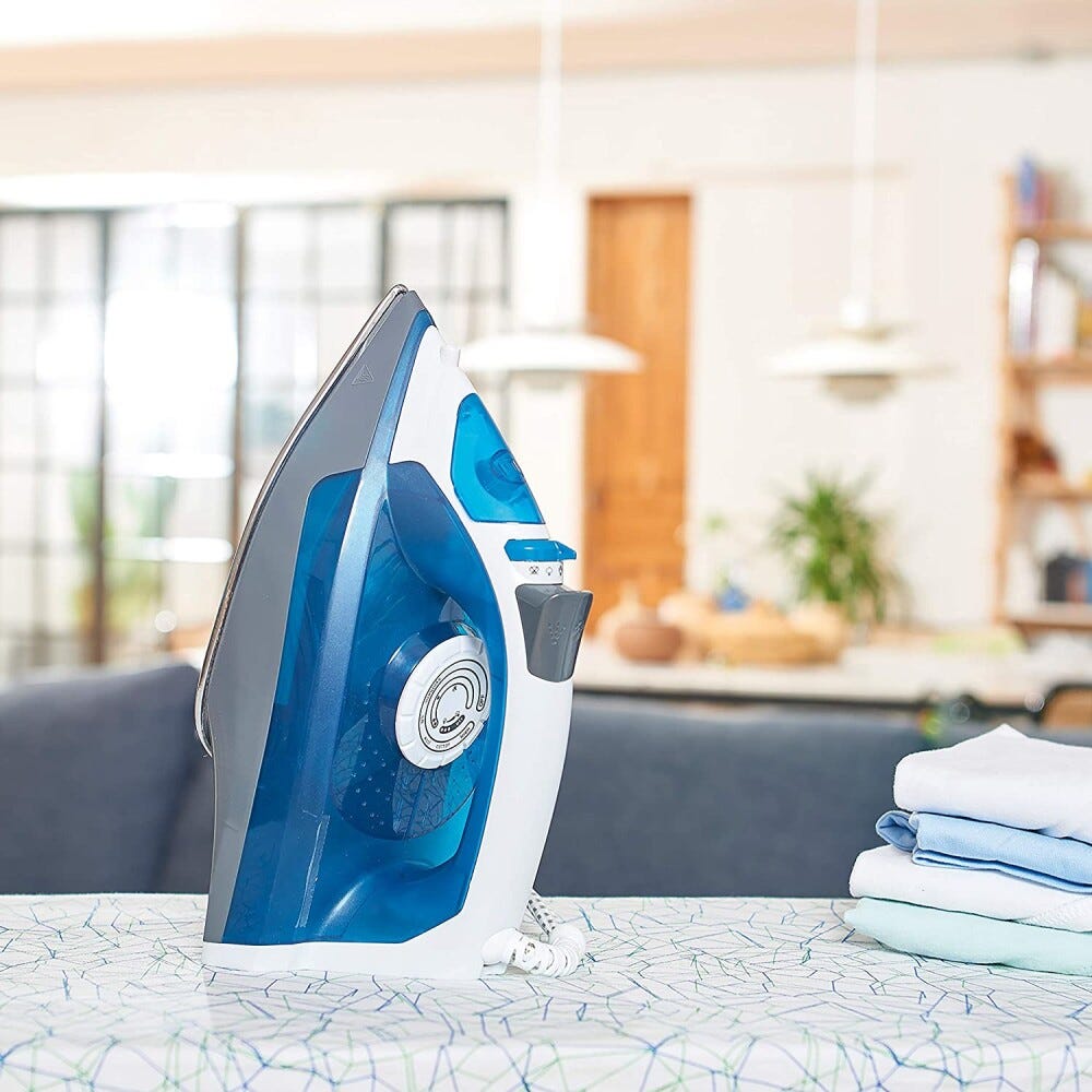 Black & Decker BXIR2200E Ferro a vapore con piastra in acciaio inox e sistema anticalcare.