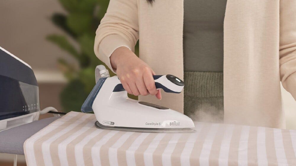 Braun IS5245BL Sistema stirante con caldaia, potente e delicato sui tessuti.
