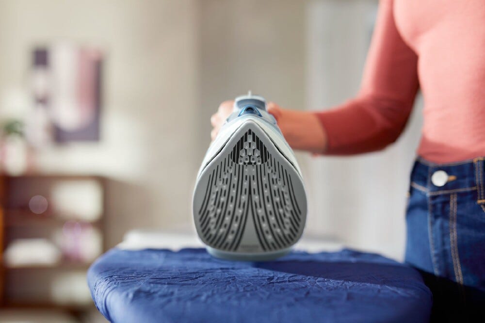 Philips DST5030/20 Ferro da stiro a vapore con piastra SteamGlide Plus per prestazioni durature e facile pulizia.