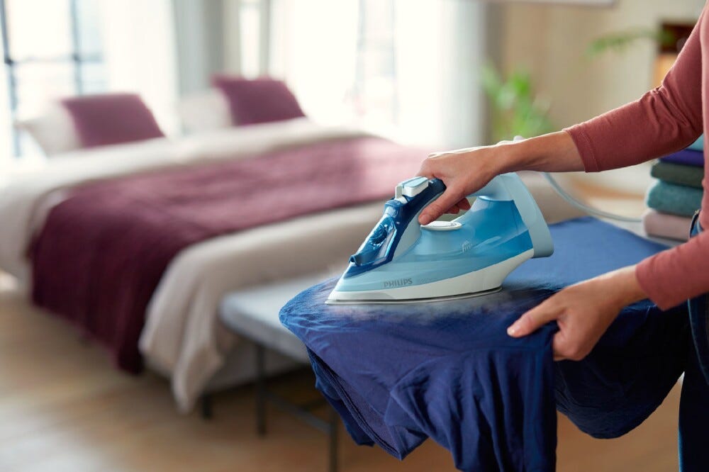 Philips DST5030/20 Ferro da stiro a vapore con piastra SteamGlide Plus per prestazioni durature e facile pulizia.