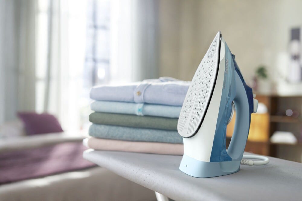 Philips DST5030/20 Ferro da stiro a vapore con piastra SteamGlide Plus per prestazioni durature e facile pulizia.