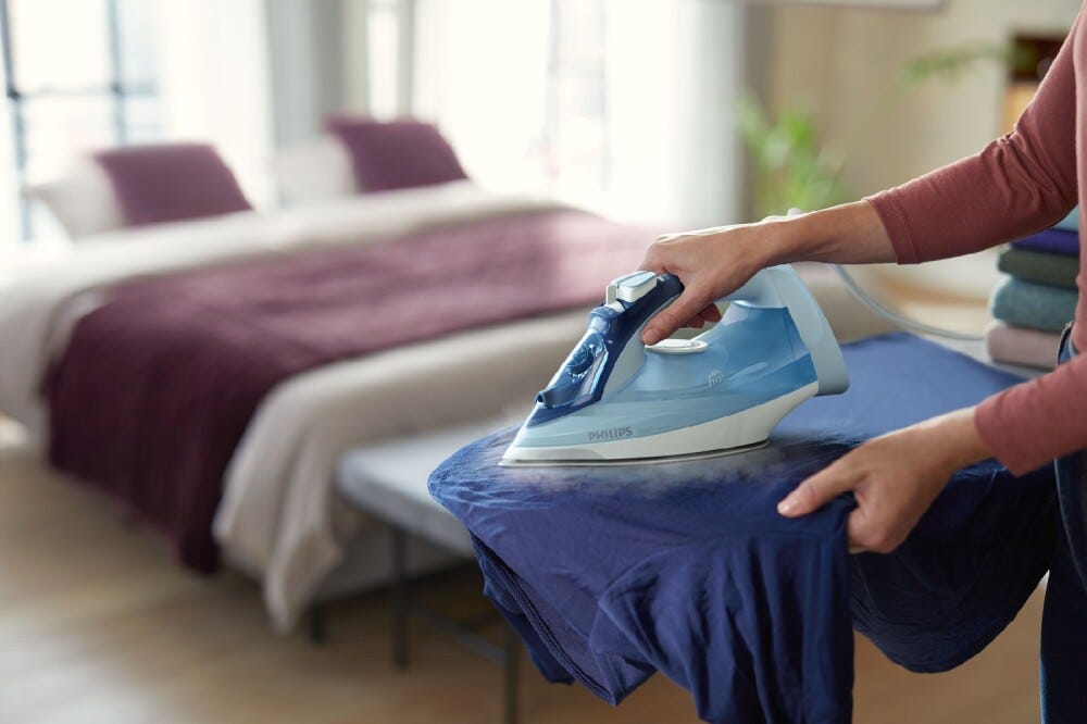 Philips DST5030/20 Ferro da stiro a vapore con piastra SteamGlide Plus per prestazioni durature e facile pulizia.