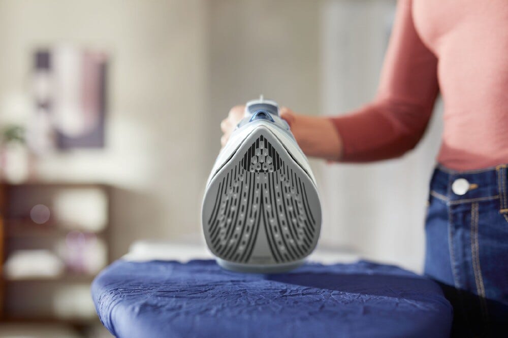 Philips DST5030/20 Ferro da stiro a vapore con piastra SteamGlide Plus per prestazioni durature e facile pulizia.