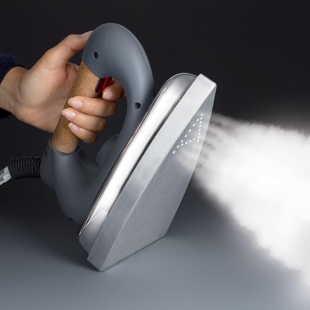 polti PLEU0188 Ferro da stiro a vapore con caldaia, funzione Eco e tappo di sicurezza per una stiratura efficiente e risparmi energetici.