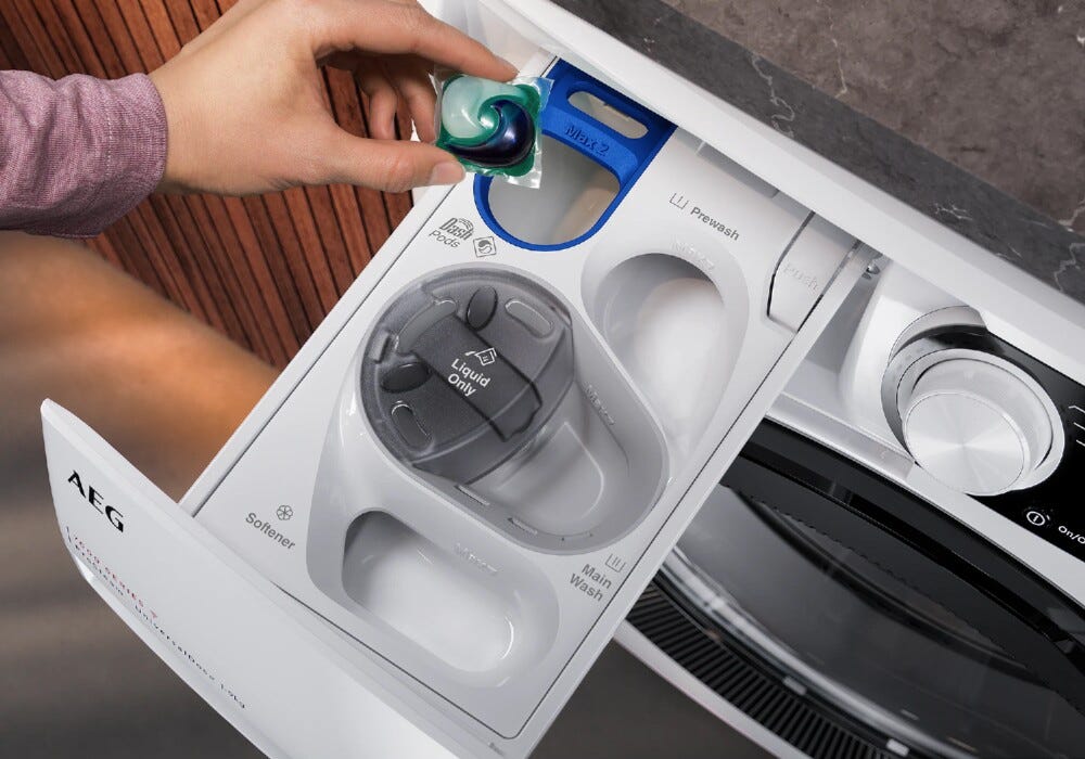AEG LR8FH104VY serie 8000 PowerCare Lavatrice a carica frontale, cm. 60, 10 kg, centrifuga 1400 giri, con cassetto UniversalDose e WiFi, bianco, nero