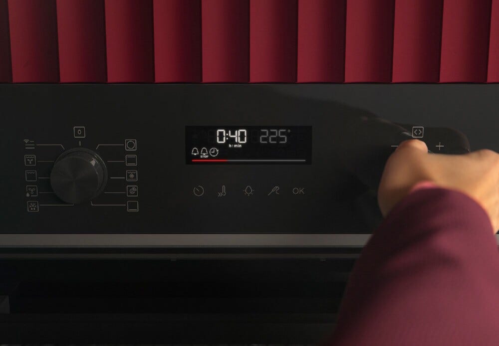AEG OU5PB41WSB serie 5000 SurroundCook Forno elettrico multifunzione, cm. 60, 72 litri, pirolitico, WiFi, classe A++, nero