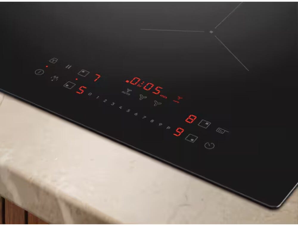 Electrolux KCC83410CT Piano cottura a induzione con cappa integrata, 80 cm, SaphirMatt®, Classe A+, vetro nero opaco