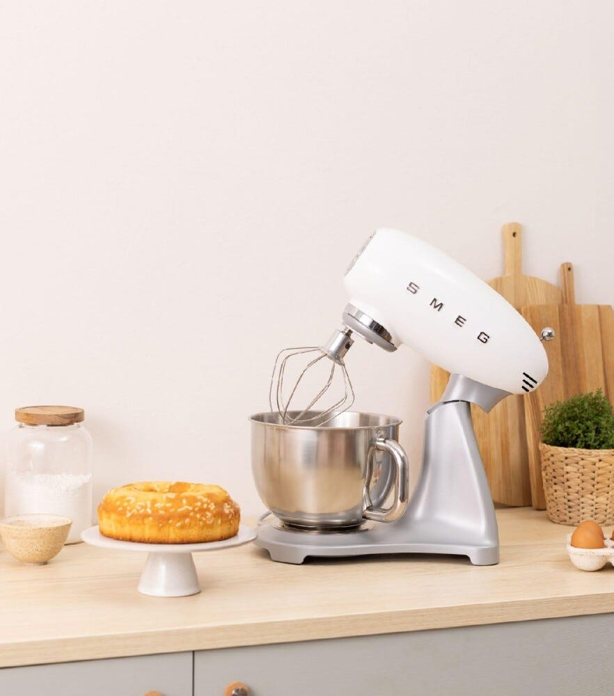 Smeg Selection SMF04WHEU 50's Style Impastatrice, ciotola da 4,8 litri, 800 W, silver, bianco lucido