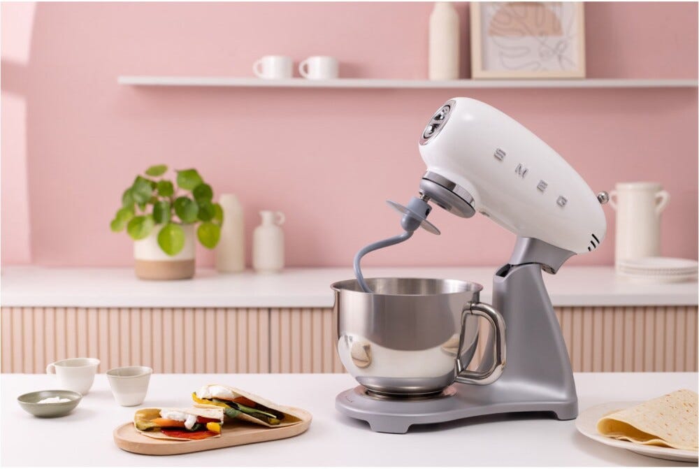 Smeg Selection SMF04WHEU 50's Style Impastatrice, ciotola da 4,8 litri, 800 W, silver, bianco lucido