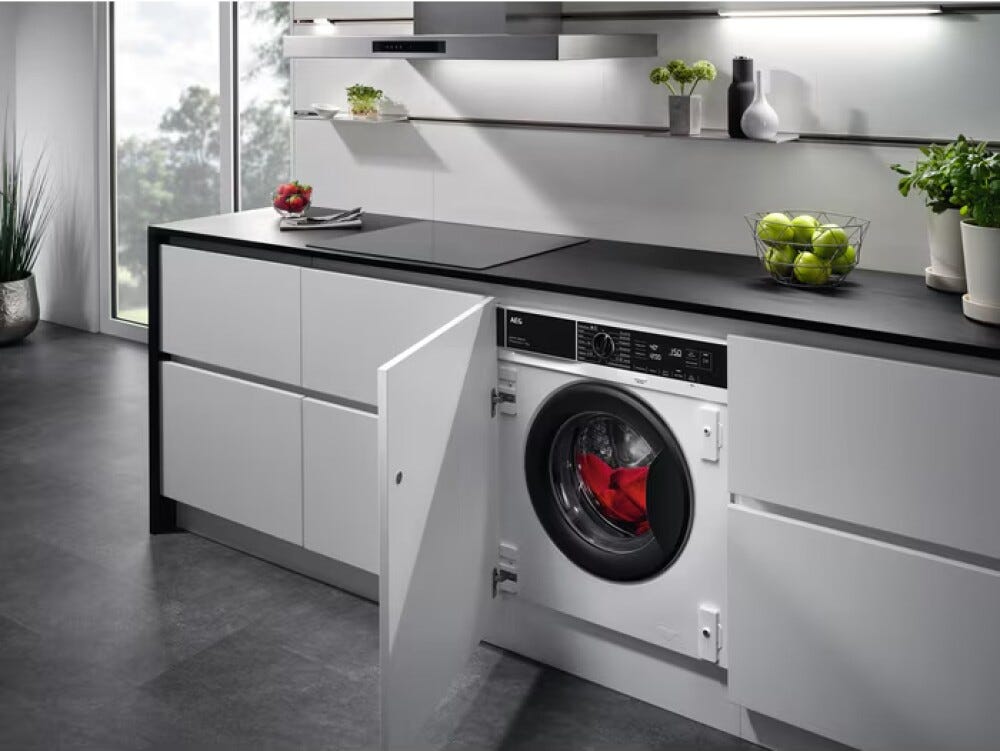 AEG L8W84ADBI serie 8000 Lavasciuga integrata totale, cm. 60, lavaggio 8 kg, asciugatura 4 kg, tecnologia ProSense®, Steam Refresh