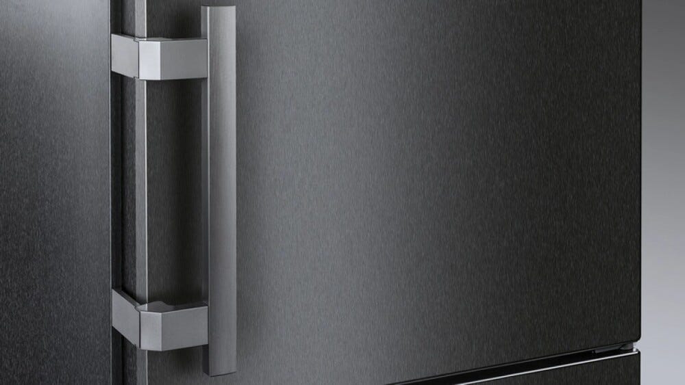 Liebherr CNbdd7723 Frigorifero con congelatore Plus NoFrost, 485 litri, BlackSteel, DuoCooling, EasyFresh, classe D